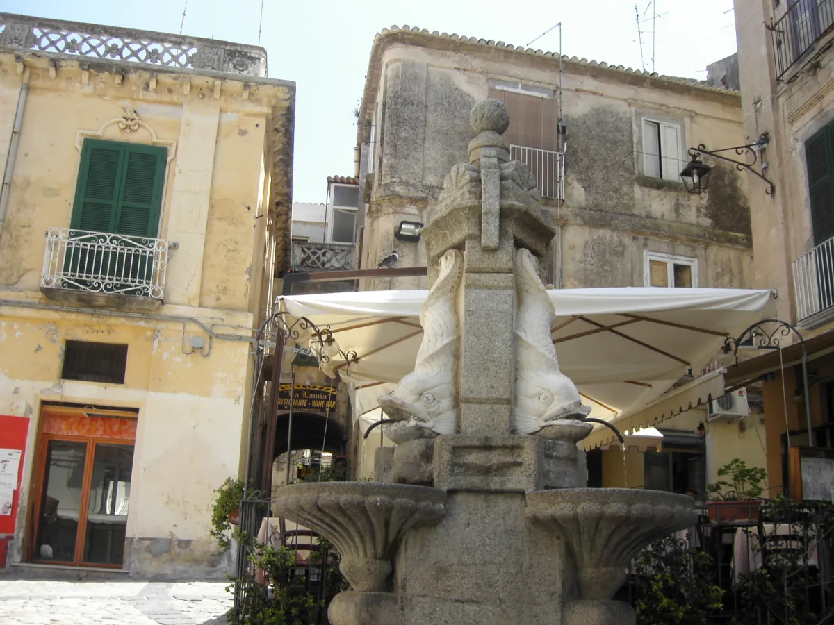 Corso Vittorio Emanuele Tropea: passeggiata tra boutique e storia