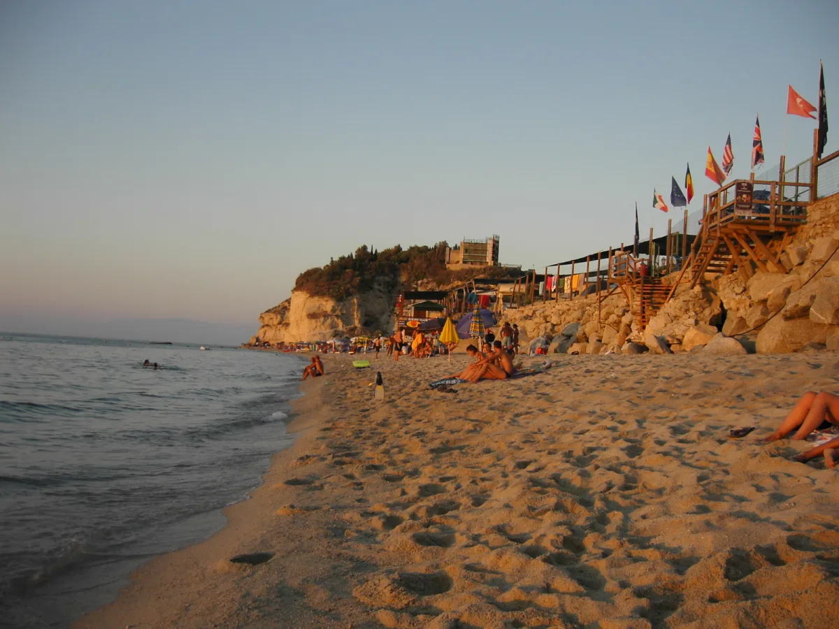 Sostenibilità ambientale delle spiagge di Tropea: iniziative e consigli