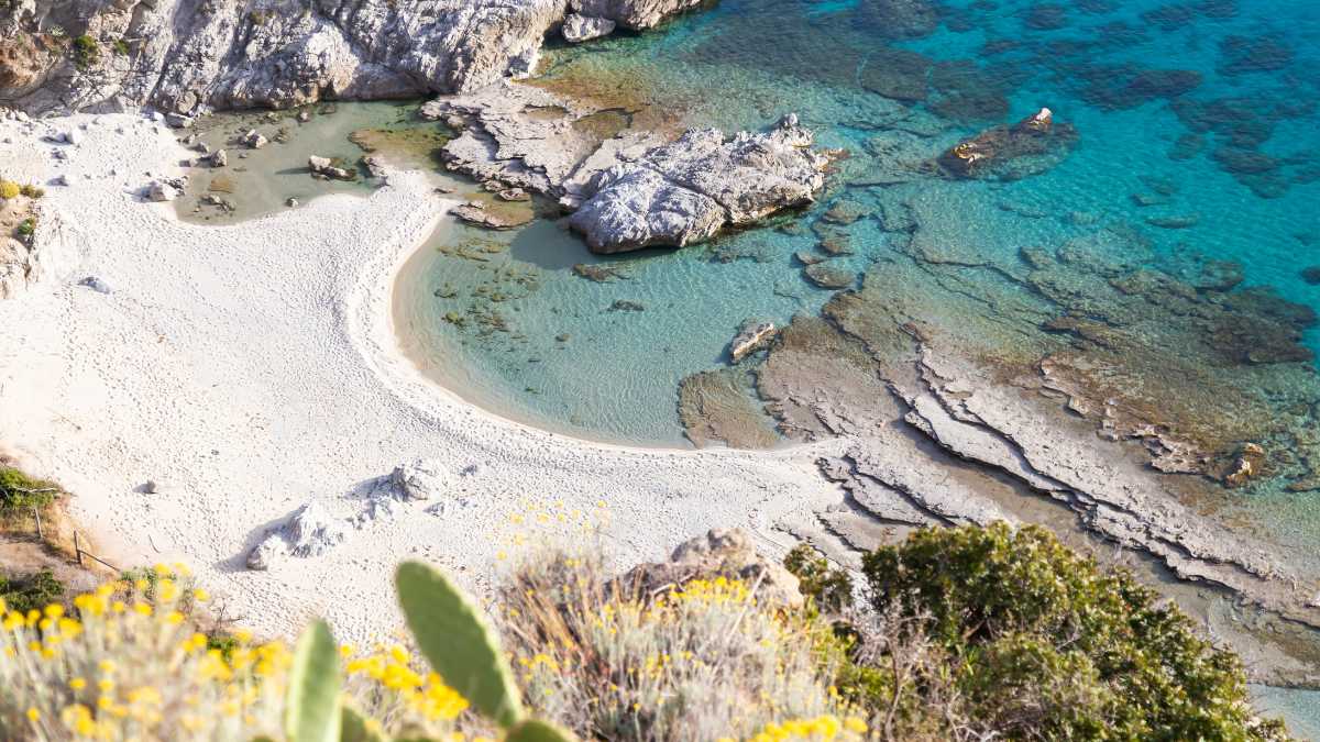 Confronto tra spiaggia Rotonda e Cannone: quale scegliere a Tropea?