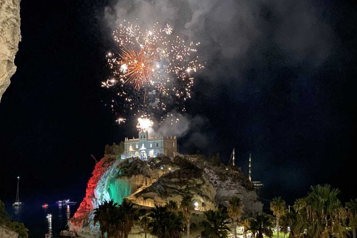Concerto jazz serale all'aperto nella piazza principale di Tropea, pubblico seduto e musicisti sul palco con strumenti, atmosfera estiva